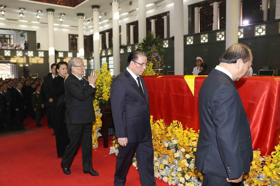 Thủ tướng Nguyễn Xuân Phúc, nguyên Tổng Bí thư Nông Đức Mạnh, nguyên Chủ tịch nước Trần Đức Lương, Chủ tịch Quốc hội Nguyễn Thị Kim Ngân cùng các đồng chí trong Đoàn BCHTW Đảng Cộng sản Việt Nam, do Tổng Bí thư Nguyễn Phú Trọng dẫn đầu, viếng đồng chí Đỗ Mười. (Ảnh: Trí Dũng/TTXVN)