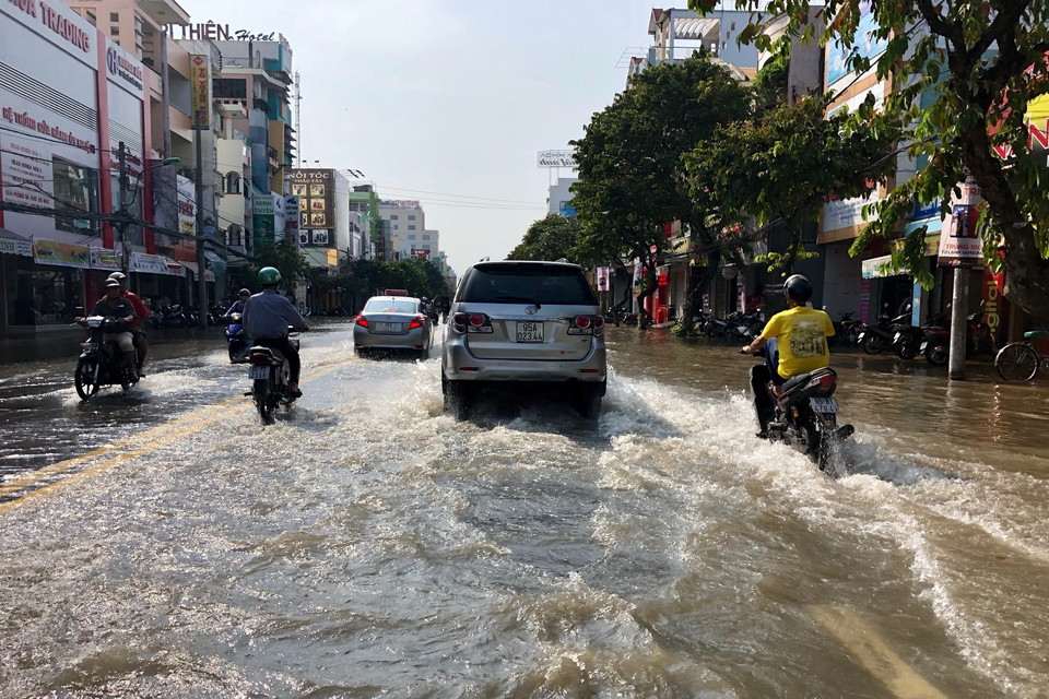 Tuyến đường Lý Tự Trọng, quận Ninh Kiều ngập sâu trong biển nước. (Ảnh: Thanh Sang/TTXVN)
