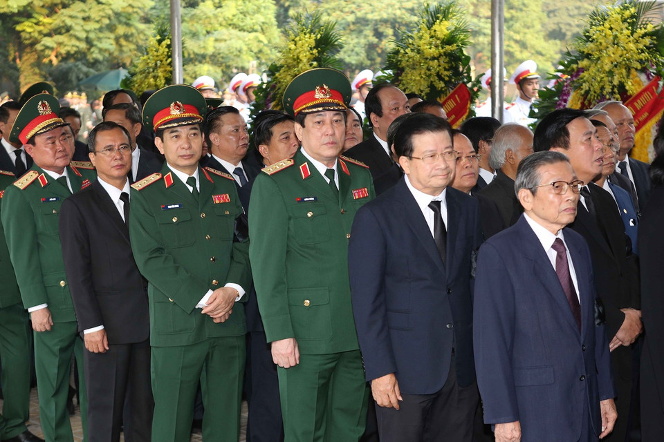 Đại biểu các đoàn chuẩn bị vào viếng nguyên Tổng Bí thư Đỗ Mười. (Nguồn: TTXVN)