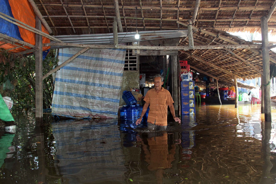 Nhà dân ở khu vực 3, phường Cái Khế bị ngập do triều cường. (Ảnh: Thanh Liêm/TTXVN)