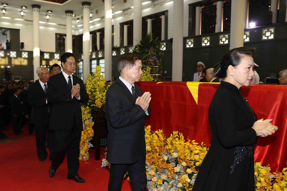 Chủ tịch Quốc hội Nguyễn Thị Kim Ngân, nguyên Chủ tịch nước Nguyễn Minh Triết, nguyên Thủ tướng Nguyễn Tấn Dũng, nguyên Chủ tịch Quốc hội Nguyễn Văn An cùng các đồng chí trong Đoàn BCHTW Đảng Cộng sản Việt Nam, do Tổng Bí thư Nguyễn Phú Trọng dẫn đầu, viếng đồng chí Đỗ Mười. (Ảnh: Trí Dũng/TTXVN)