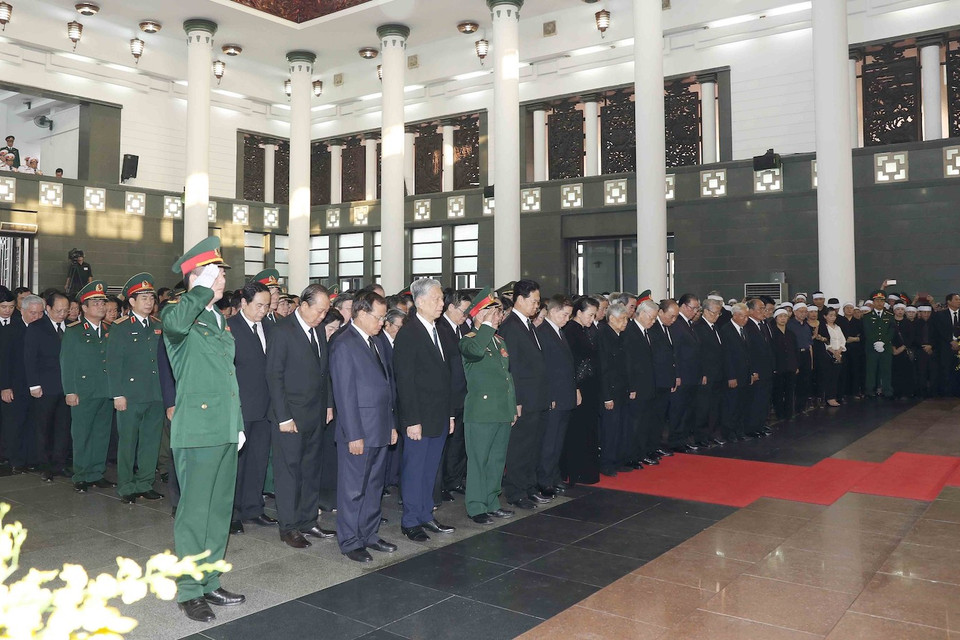 Nguyên Chủ tịch nước Trương Tấn Sang, nguyên Chủ tịch Quốc hội Nguyễn Sinh Hùng cùng các đồng chí trong Đoàn BCHTW Đảng Cộng sản Việt Nam, do Tổng Bí thư Nguyễn Phú Trọng dẫn đầu, viếng đồng chí Đỗ Mười. (Ảnh: Trí Dũng/TTXVN)