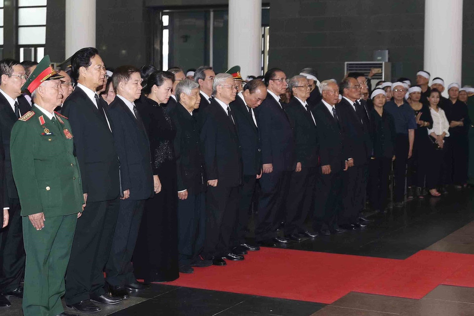 Các đồng chí lãnh đạo, nguyên lãnh đạo Đảng, Nhà nước chuẩn bị vào viếng nguyên Tổng Bí thư Đỗ Mười. (Nguồn: TTXVN)