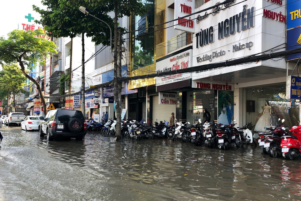 Tuyến đường Trần Hưng Đạo, quận Ninh Kiều vẫn còn ngập sâu trong biển nước. (Ảnh: Thanh Sang/TTXVN)