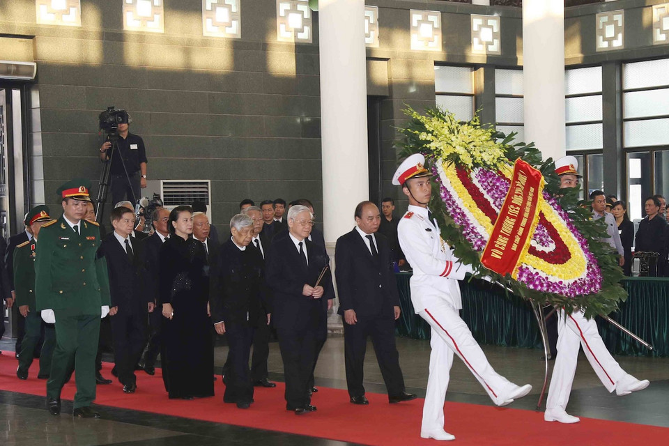 Tổng Bí thư Nguyễn Phú Trọng cùng các đồng chí trong Đoàn Ban Chấp hành Trung ương Đảng Cộng sản Việt Nam viếng đồng chí Đỗ Mười. (Nguồn: TTXVN)