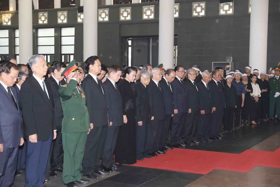 Các đồng chí lãnh đạo, nguyên lãnh đạo Đảng, Nhà nước chuẩn bị vào viếng nguyên Tổng Bí thư Đỗ Mười. (Nguồn: TTXVN)