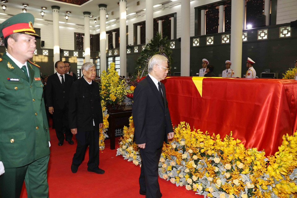 Tổng Bí thư Nguyễn Phú Trọng, nguyên Tổng Bí thư Lê Khả Phiêu cùng các đồng chí trong Đoàn BCHTW Đảng Cộng sản Việt Nam viếng đồng chí Đỗ Mười. (Ảnh: Trí Dũng/TTXVN)