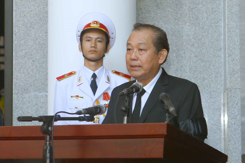 Đồng chí Trương Hòa Bình, Ủy viên Bộ Chính trị, Phó Thủ tướng thường trực Chính phủ, Trưởng Ban Tổ chức Lễ tang đọc danh sách Ban Lễ tang nguyên Tổng Bí thư Đỗ Mười và tuyên bố bắt đầu Lễ viếng. (Ảnh: Doãn Tấn/TTXVN)