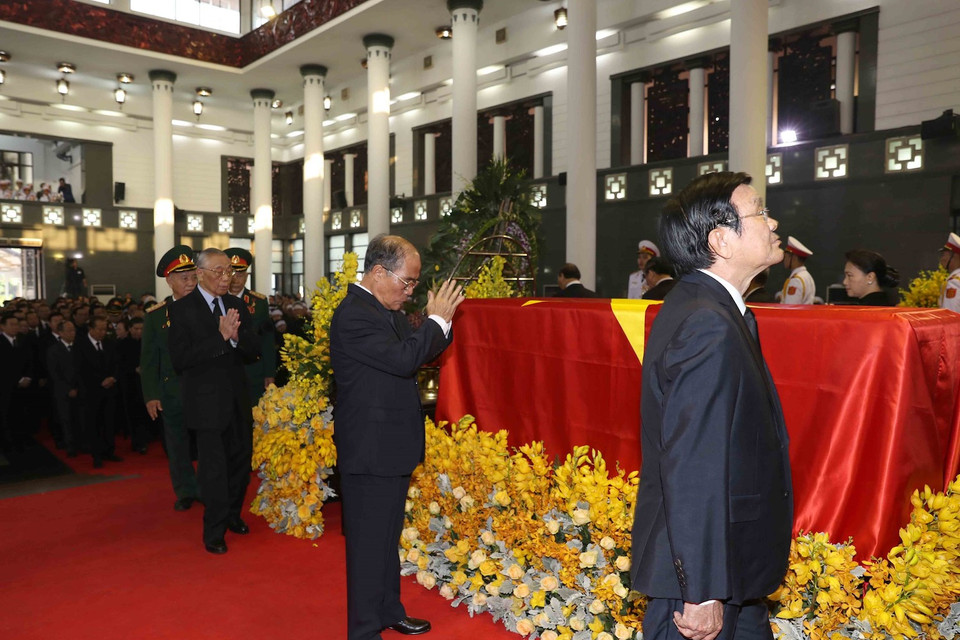 Nguyên Chủ tịch nước Trương Tấn Sang, nguyên Chủ tịch Quốc hội Nguyễn Sinh Hùng cùng các đồng chí trong Đoàn BCHTW Đảng Cộng sản Việt Nam, do Tổng Bí thư Nguyễn Phú Trọng dẫn đầu, viếng đồng chí Đỗ Mười. (Ảnh: Trí Dũng/TTXVN)
