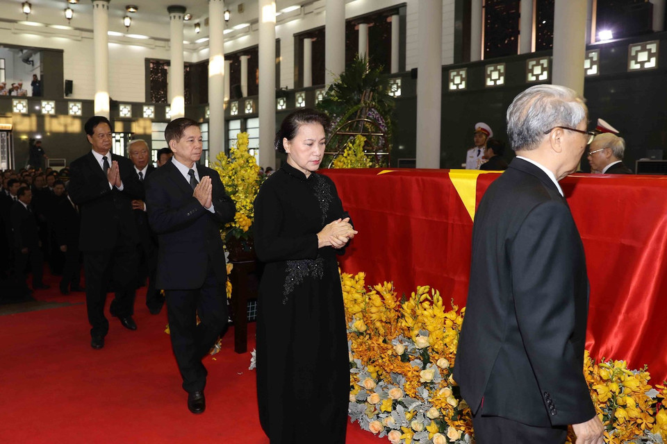 Chủ tịch Quốc hội Nguyễn Thị Kim Ngân, nguyên Chủ tịch nước Nguyễn Minh Triết, nguyên Thủ tướng Nguyễn Tấn Dũng, nguyên Chủ tịch Quốc hội Nguyễn Văn An cùng các đồng chí trong Đoàn BCHTW Đảng Cộng sản Việt Nam, do Tổng Bí thư Nguyễn Phú Trọng dẫn đầu, viếng đồng chí Đỗ Mười. (Ảnh: Trí Dũng/TTXVN)