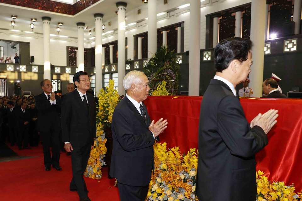 Nguyên Thủ tướng Nguyễn Tấn Dũng, nguyên Chủ tịch Quốc hội Nguyễn Văn An, nguyên Chủ tịch nước Trương Tấn Sang, nguyên Chủ tịch Quốc hội Nguyễn Sinh Hùng cùng các đồng chí trong Đoàn BCHTW Đảng Cộng sản Việt Nam, do Tổng Bí thư Nguyễn Phú Trọng dẫn đầu, viếng đồng chí Đỗ Mười. (Ảnh: Trí Dũng/TTXVN)