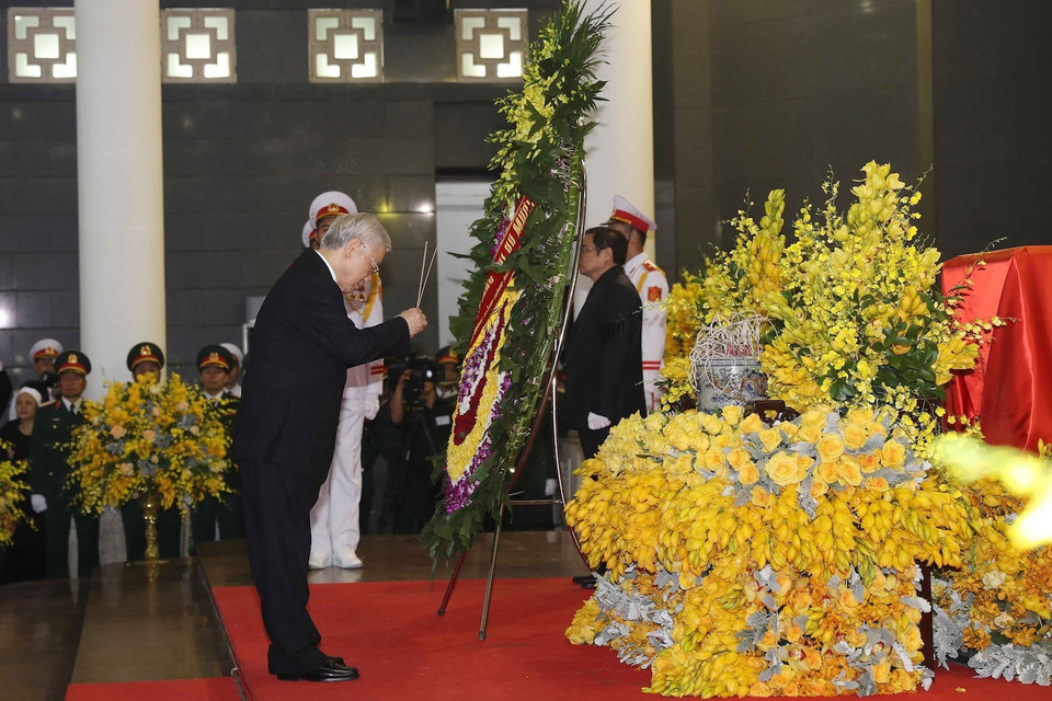 Tổng Bí thư Nguyễn Phú Trọng dâng hương trước linh cữu đồng chí Đỗ Mười. Ảnh: TTXVN