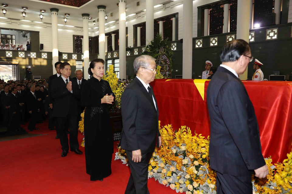 Nguyên Chủ tịch nước Trần Đức Lương, Chủ tịch Quốc hội Nguyễn Thị Kim Ngân, nguyên Chủ tịch nước Nguyễn Minh Triết cùng các đồng chí trong Đoàn BCHTW Đảng Cộng sản Việt Nam, do Tổng Bí thư Nguyễn Phú Trọng dẫn đầu, viếng đồng chí Đỗ Mười. (Ảnh: Trí Dũng/TTXVN)