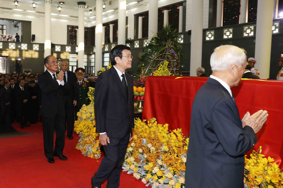 Nguyên Chủ tịch nước Trương Tấn Sang, nguyên Chủ tịch Quốc hội Nguyễn Sinh Hùng cùng các đồng chí trong Đoàn BCHTW Đảng Cộng sản Việt Nam viếng nguyên Tổng Bí thư Đỗ Mười. (Ảnh: Trí Dũng/TTXVN)