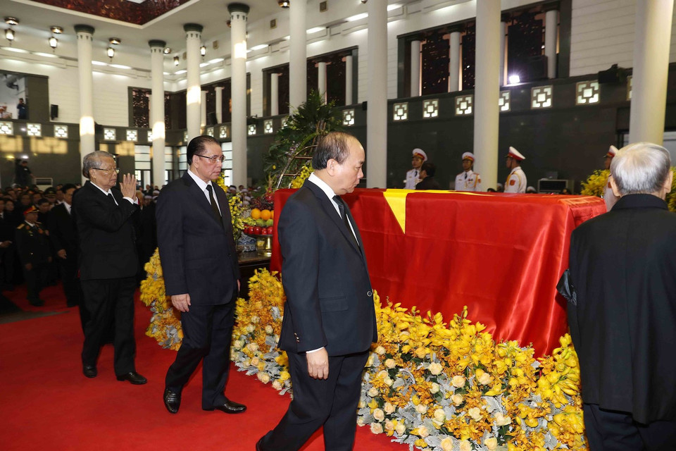 Thủ tướng Nguyễn Xuân Phúc, nguyên Tổng Bí thư Nông Đức Mạnh, nguyên Chủ tịch nước Trần Đức Lương cùng các đồng chí trong Đoàn BCHTW Đảng Cộng sản Việt Nam, do Tổng Bí thư Nguyễn Phú Trọng dẫn đầu, viếng đồng chí Đỗ Mười. (Ảnh: Trí Dũng/TTXVN)