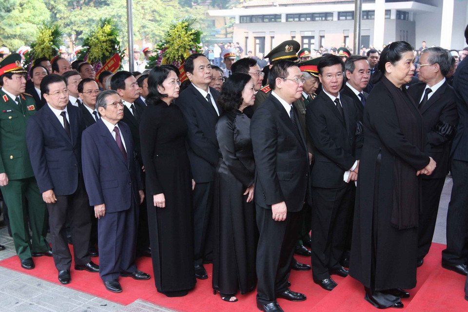 Đoàn các đồng chí lãnh đạo, nguyên lãnh đạo Đảng, Nhà nước chuẩn bị vào viếng nguyên Tổng Bí thư Đỗ Mười. (Nguồn: TTXVN)