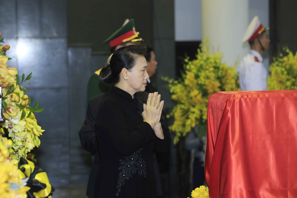 Chủ tịch Quốc hội Nguyễn Thị Kim Ngân viếng đồng chí Đỗ Mười. (Ảnh: Nhan Sáng/TTXVN)