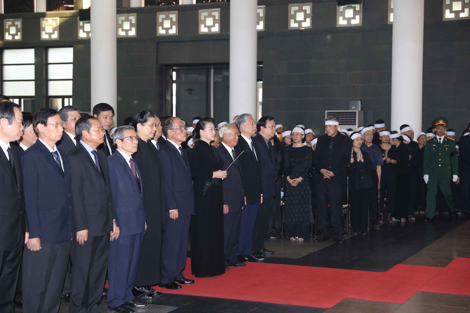 Đoàn Quốc hội nước Cộng hòa XHCN Việt Nam, do đồng chí Nguyễn Thị Kim Ngân, Ủy viên Bộ Chính trị, Chủ tịch Quốc hội làm Trưởng đoàn, viếng đồng chí Đỗ Mười. (Ảnh: Trí Dũng/TTXVN)