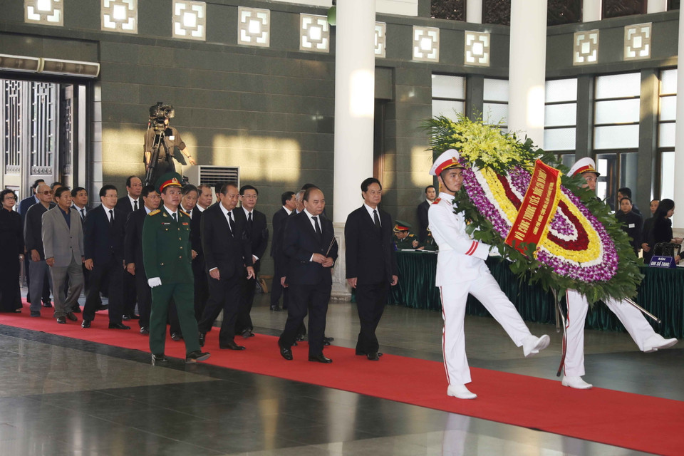Đoàn Chính phủ nước Cộng hòa XHCN Việt Nam, do đồng chí Nguyễn Xuân Phúc, Ủy viên Bộ Chính trị, Thủ tướng Chính phủ làm Trưởng đoàn, viếng đồng chí Đỗ Mười. (Ảnh: Trí Dũng/TTXVN)