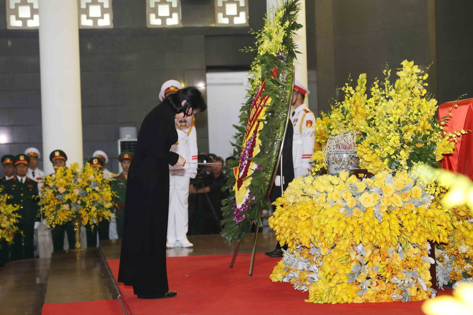 Đoàn Quyền Chủ tịch nước Cộng hòa XHCN Việt Nam, do đồng chí Đặng Thị Ngọc Thịnh, Ủy viên Trung ương Đảng, Quyền Chủ tịch nước làm Trưởng đoàn, viếng đồng chí Đỗ Mười. (Nguồn: TTXVN)