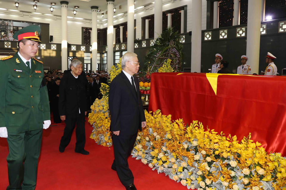 Tổng Bí thư Nguyễn Phú Trọng, nguyên Tổng Bí thư Lê Khả Phiêu cùng các đồng chí trong Đoàn BCHTW Đảng Cộng sản Việt Nam viếng đồng chí Đỗ Mười. (Ảnh: Trí Dũng/TTXVN)