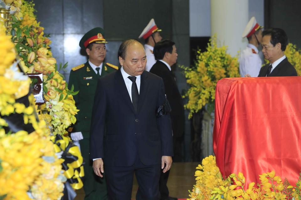 Thủ tướng Nguyễn Xuân Phúc bên linh cữu đồng chí Đỗ Mười. (Ảnh: Nhan Sáng/TTXVN)