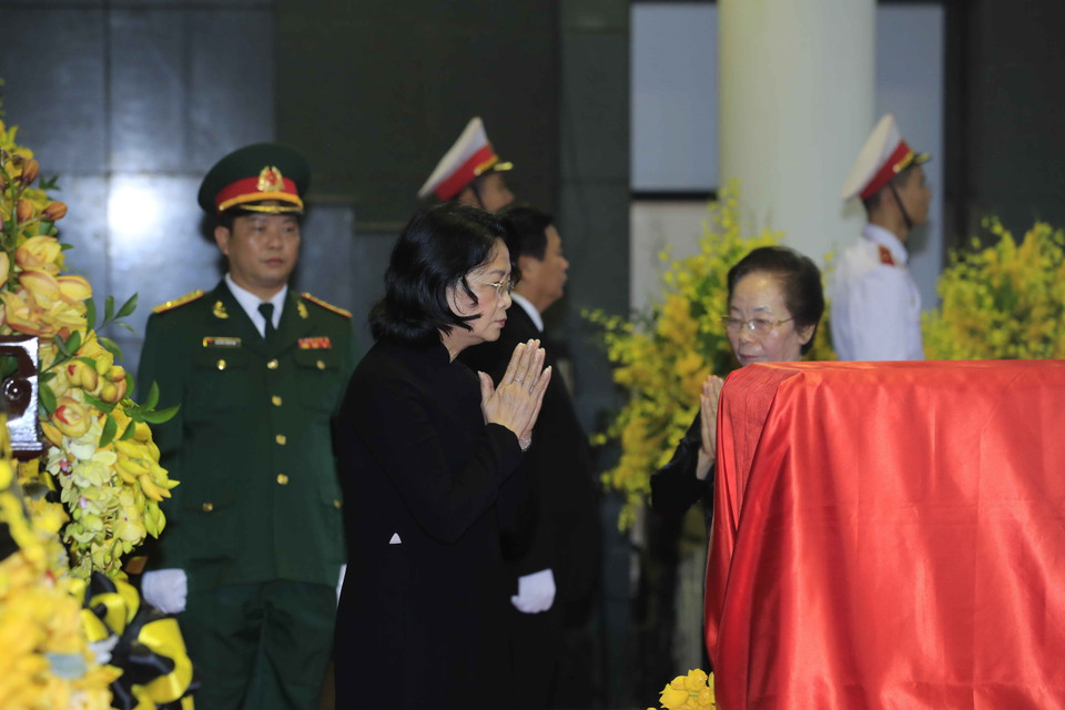Quyền Chủ tịch nước Đặng Thị Ngọc Thịnh dẫn đầu Đoàn Quyền Chủ tịch nước đến viếng, ghi sổ tang và chia buồn với tang quyến nguyên Tổng Bí thư Đỗ Mười. (Ảnh: Lâm Khánh /TTXVN)
