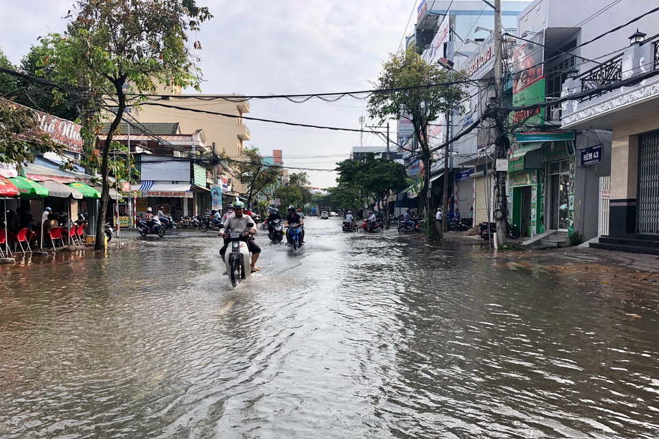 Tuyến đường Phạm Ngũ Lão, quận Ninh Kiều vẫn còn ngập sâu trong nước. (Ảnh: Thanh Sang/TTXVN)