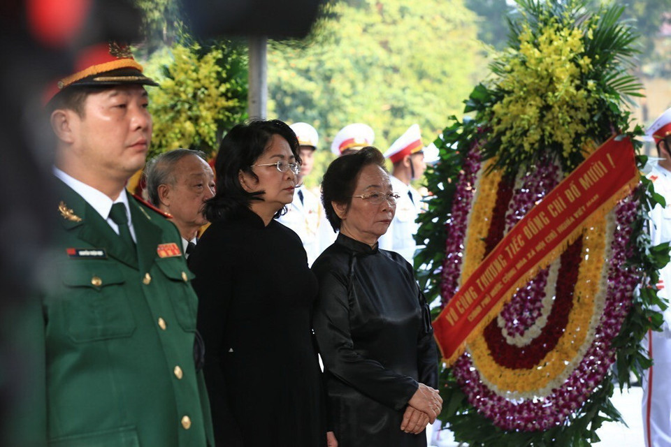 Quyền Chủ tịch nước Đặng Thị Ngọc Thịnh và nguyên Phó Chủ tịch nước Nguyễn Thị Doan viếng nguyên Tổng Bí thư Đỗ Mười. (Ảnh: Trọng Đạt/TTXVN)