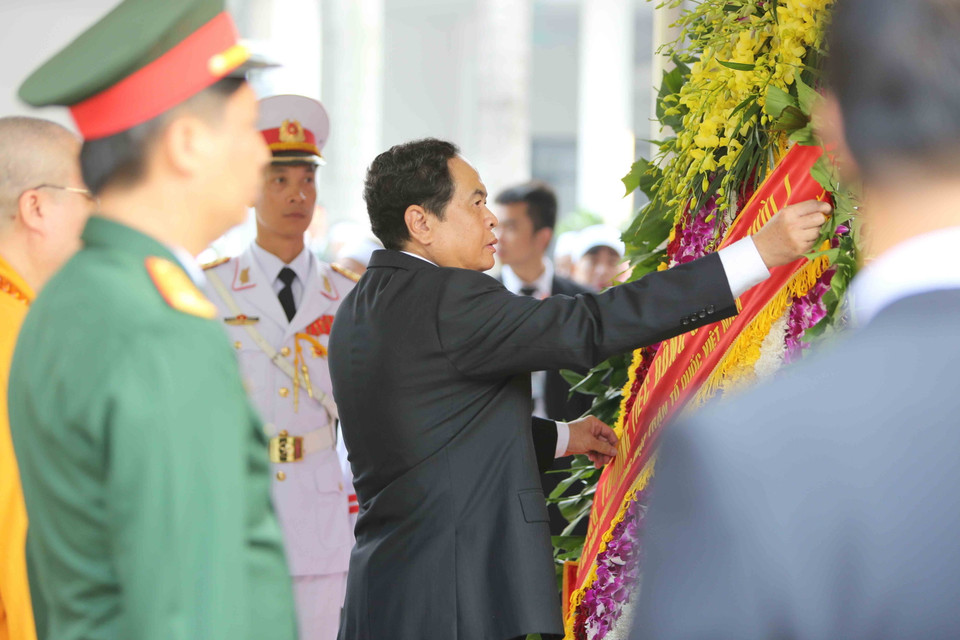 Chủ tịch Ủy ban Trung ương Mặt trận Tổ quốc Việt Nam Trần Thanh Mẫn sửa lại vòng hoa chuẩn bị vào nguyên Tổng Bí thư Đỗ Mười. (Nguồn: TTXVN)