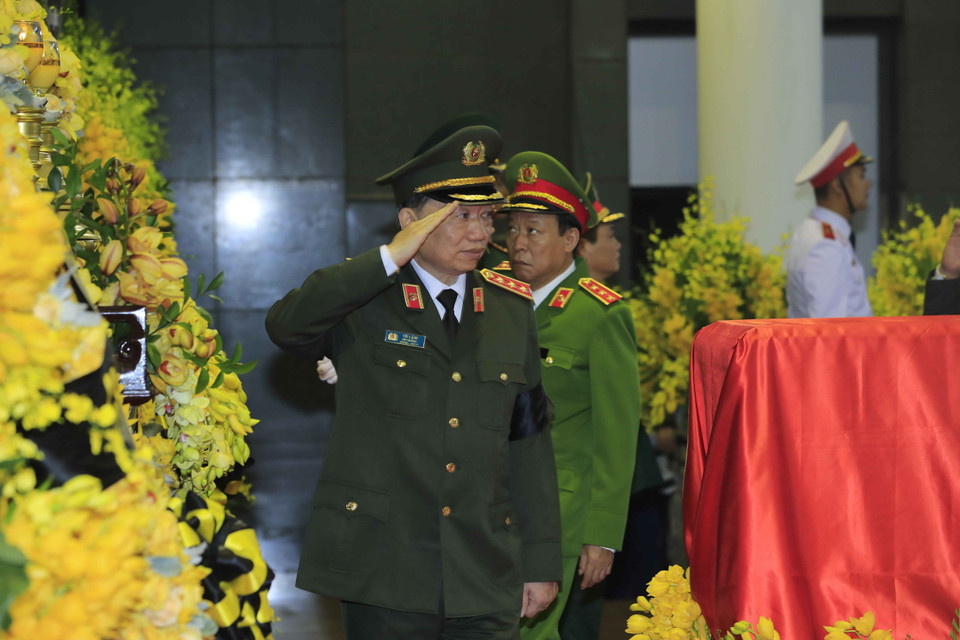 Thượng tướng Tô Lâm, Ủy viên Bộ Chính trị, Bí thư Đảng ủy Công an Trung ương, Bộ trưởng Bộ Công an viếng đồng chí Đỗ Mười. (Ảnh: Nhan Sáng/TTXVN)