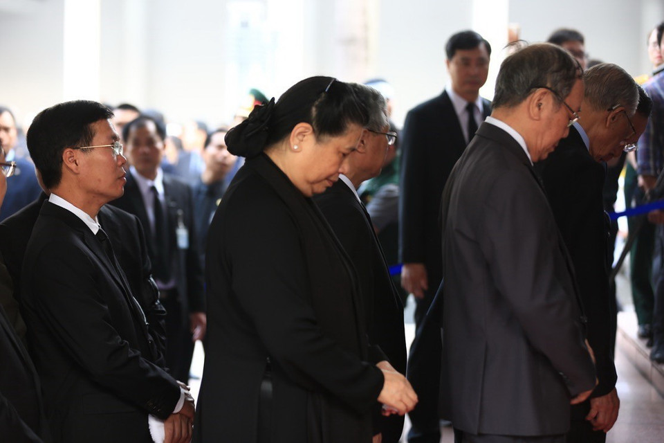 Các đồng chí lãnh đạo Đảng, Nhà nước đến viếng nguyên Tổng Bí thư Đỗ Mười. (Ảnh: Trọng Đạt/TTXVN)