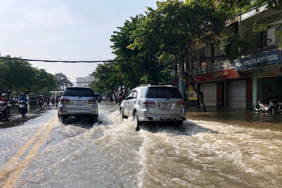 Tuyến đường Lý Tự Trọng, quận Ninh Kiều ngập sâu trong biển nước. (Ảnh: Thanh Sang/TTXVN)
