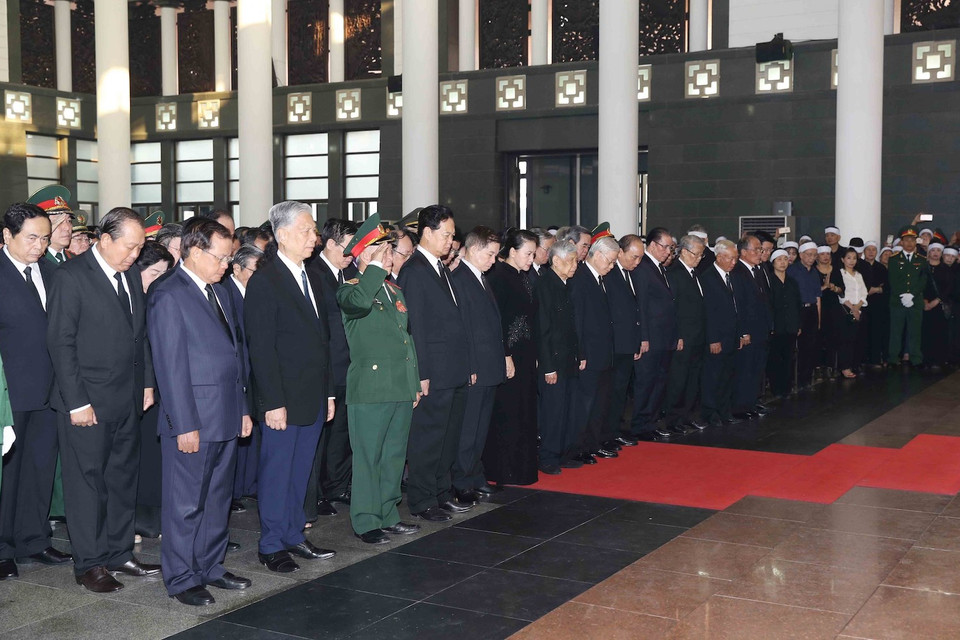 Đoàn Ban Chấp hành Trung ương Đảng Cộng sản Việt Nam, do đồng chí Nguyễn Phú Trọng, Tổng Bí thư Ban Chấp hành Trung ương Đảng làm Trưởng đoàn, viếng đồng chí Đỗ Mười. Ảnh: TTXVN