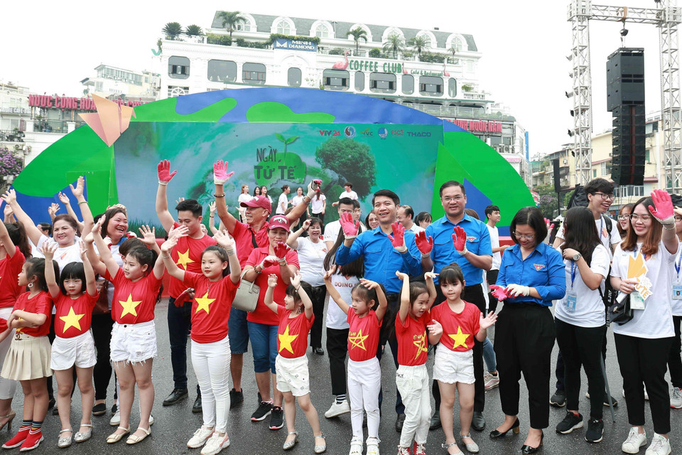 Các đại biểu, tình nguyện viên tham gia hưởng ứng chương trình “Ngày tử tế - Vì môi trường không rác thải”, ngày 5/5/2019, tại Hà Nội. (Ảnh: Văn Điệp/TTXVN)