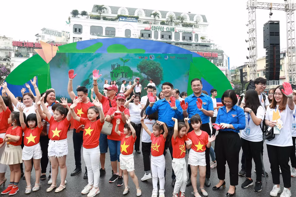 Các đại biểu, tình nguyện viên tham gia hưởng ứng chương trình “Ngày tử tế - Vì môi trường không rác thải”, ngày 5/5/2019, tại Hà Nội. (Ảnh: Văn Điệp/TTXVN)