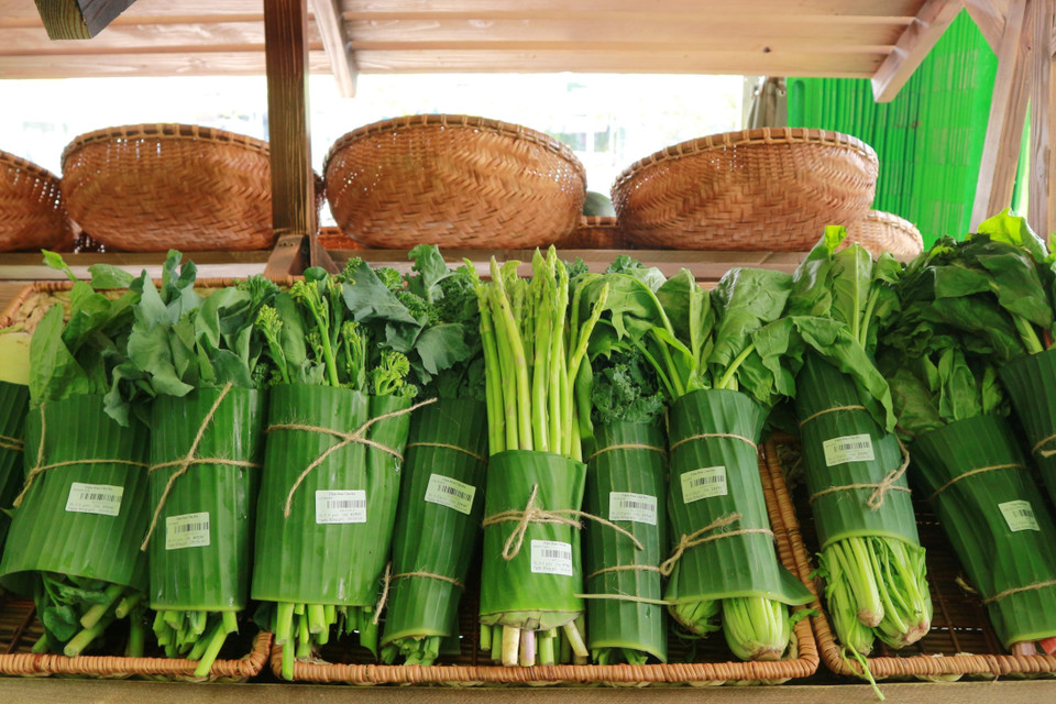 Rau được gói bằng lá chuối tại Cửa hàng nông sản 'Rau của ba' tại 180A Nguyễn Hữu Cảnh, phường 22, quận Bình Thạnh, Thành phố Hồ Chí Minh. (Ảnh: Hồng Nhung/TTXVN)
