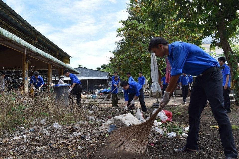 Đoàn viên thanh niên ra quân xoá điểm đen ô nhiễm môi trường tại chợ Láng Biển, xã Láng Biển, huyện Tháp Mười, tỉnh Đồng Tháp. (Ảnh: Chương Đài/TTXVN)