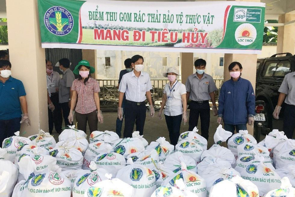  Tập đoàn Lộc Trời An Giang vận chuyển rác thải thuốc bảo vệ thực vật đi tiêu hủy trong chương trình 'Cùng nông dân bảo vệ môi trường' tại An Giang, tháng 3/2017. (Ảnh: Công Thử/ TTXVN)