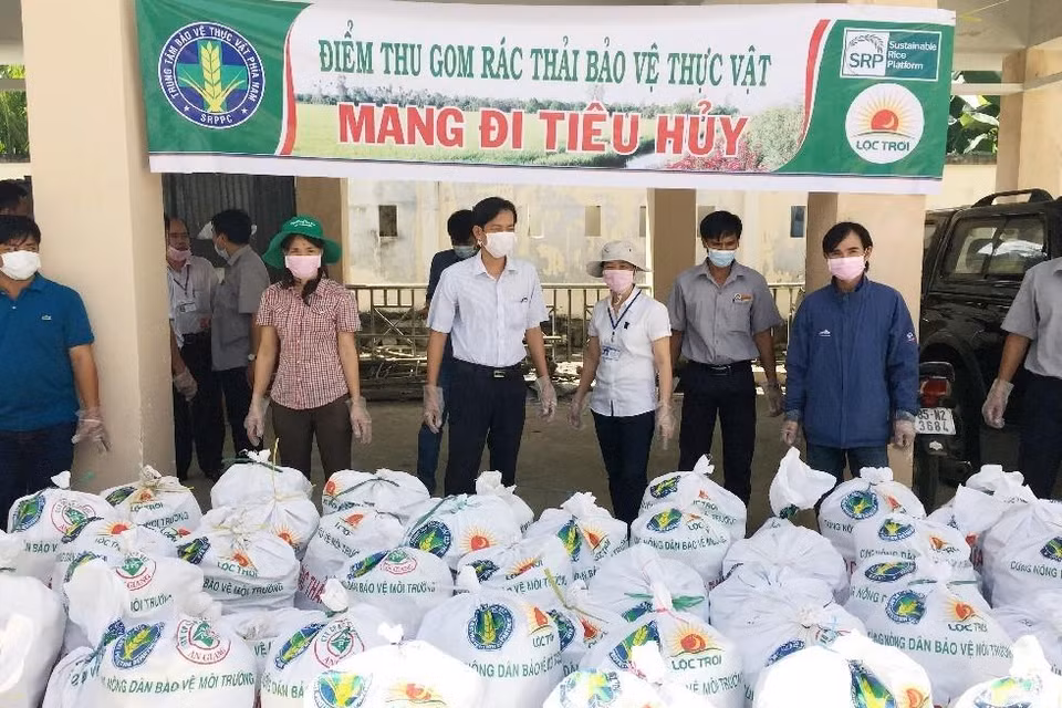  Tập đoàn Lộc Trời An Giang vận chuyển rác thải thuốc bảo vệ thực vật đi tiêu hủy trong chương trình 'Cùng nông dân bảo vệ môi trường' tại An Giang, tháng 3/2017. (Ảnh: Công Thử/ TTXVN)