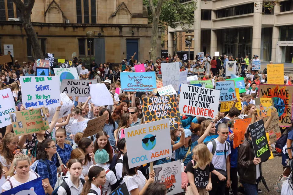 Ngày 15/3/2019,tại thành phố Sydney (Australia) hàng chục nghìn học sinh, sinh viên xuống đường biểu tình nhằm kêu gọi hành động chống biến đổi khí hậu. (Ảnh: Nguyễn Hoàng Linh/ TTXVN)