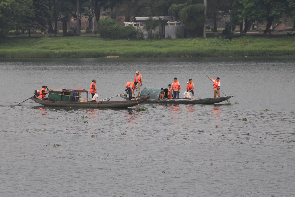 Người dân thành phố Huế tổ chức vớt bèo trên sông Hương trong phong trào 'Ngày Chủ nhật xanh'. (Ảnh: Hồ Cầu/TTXVN)