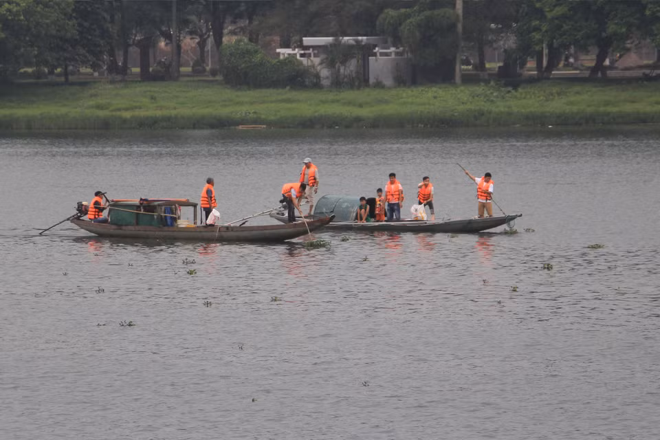 Người dân thành phố Huế tổ chức vớt bèo trên sông Hương trong phong trào 'Ngày Chủ nhật xanh'. (Ảnh: Hồ Cầu/TTXVN)