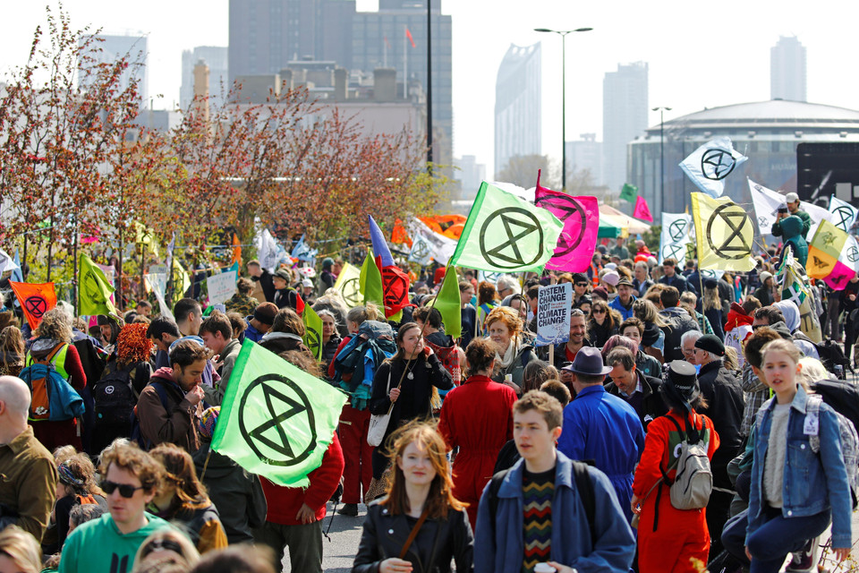 Người biểu tình chống biến đổi khí hậu tập trung tại cầu Waterloo ở London, Anh, ngày 15/4/2019. (Ảnh: AFP/ TTXVN phát)