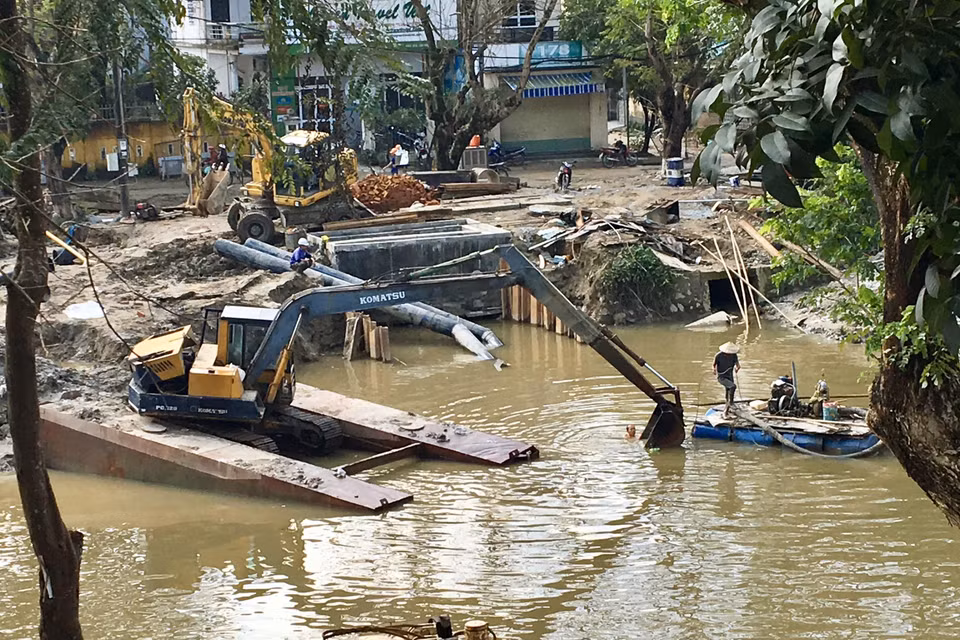 Thừa Thiên-Huế thực hiện dự án cải thiện môi trường nước thành phố Huế. (Ảnh: Quốc Việt/TTXVN)