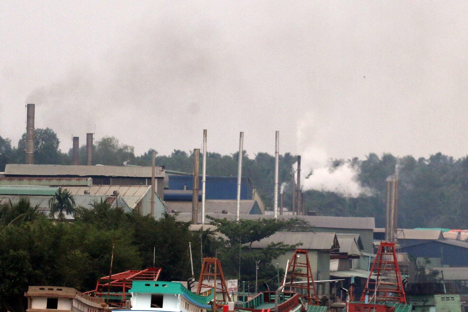 Các ống khói thải mù mịt ra từ các nhà máy bột cá nằm dọc sông Cái Bé, tỉnh Kiên Giang, gây ô nhiễm môi trường không khí. (Ảnh: Lê Sen/TTXVN)