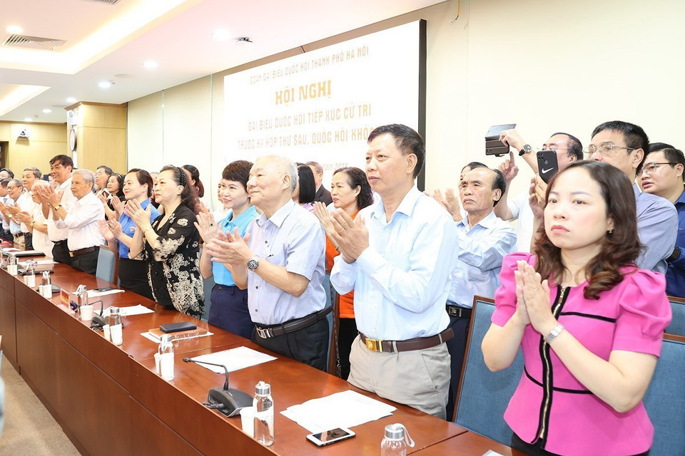 Cử tri quận Đống Đa, quận Ba Đình và quận Hai Bà Trưng dự buổi tiếp xúc cử tri. (Ảnh: Trí Dũng/TTXVN)