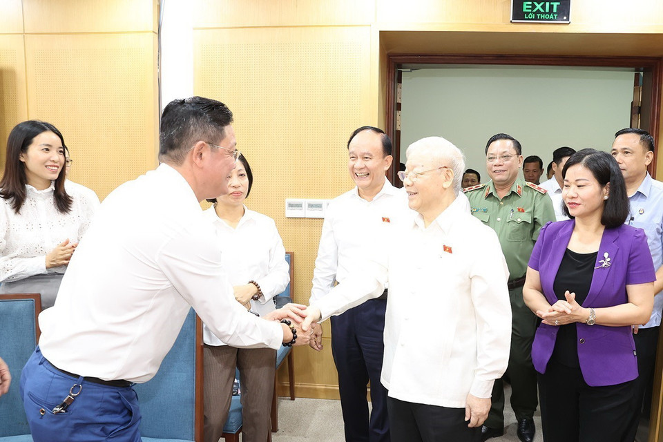 Tổng Bí thư Nguyễn Phú Trọng với cử tri tại quận Đống Đa. (Ảnh: Trí Dũng/TTXVN)