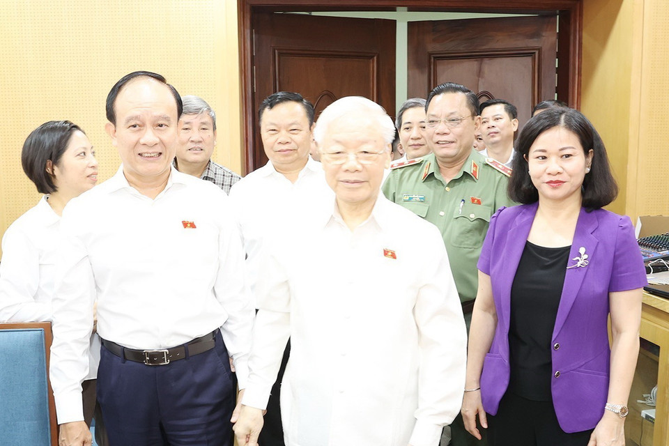 Tổng Bí thư Nguyễn Phú Trọng đến tiếp xúc cử tri tại trụ sở quận Đống Đa. (Ảnh: Trí Dũng/TTXVN)