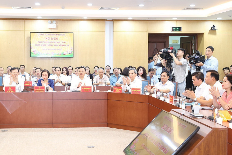 Đại biểu và cử tri quận Đống Đa, quận Ba Đình và quận Hai Bà Trưng dự buổi tiếp xúc cử tri. (Ảnh: Trí Dũng/TTXVN)